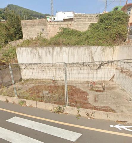 Luxury Homes ofrece un fantástico terreno urbano de 447M2, con cimientos para futura construcción photo 0
