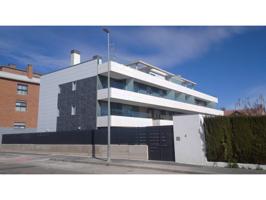 Planta baja con 3 habitaciones más bodega y terrazas en urbanización con piscina y jardín photo 0