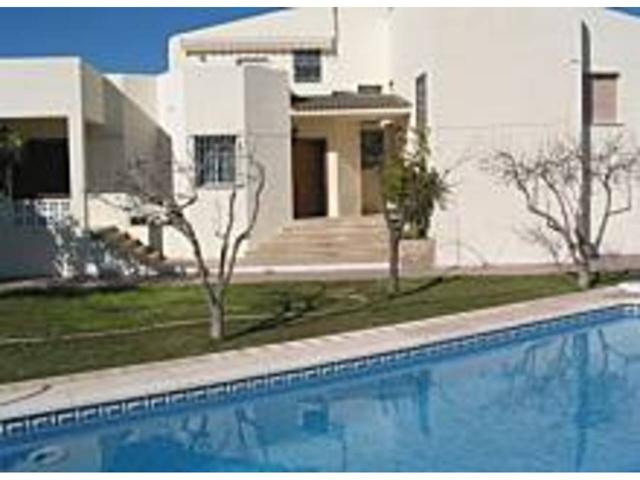 SE ALQUILA CHALET CON PISCINA photo 0