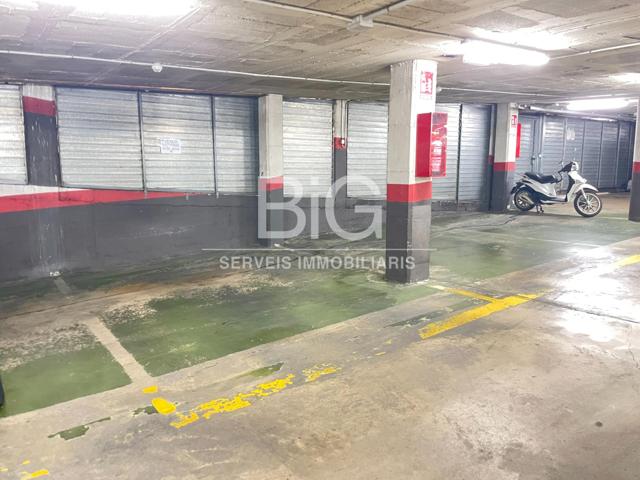 Plaza de aparcamiento en el centro comercial de la ciudad, Calle Montserrat. photo 0