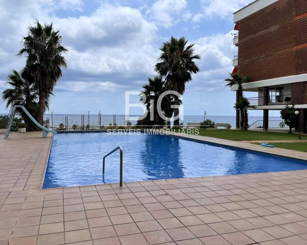 Vistas al mar y zona comunitaria con piscina y plazas de parking photo 0