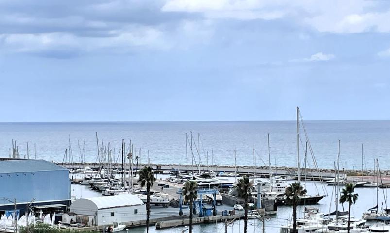 Vistas al mar y zona comunitaria con piscina y plazas de parking photo 0