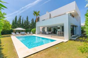 Casa - Chalet en venta en Estepona de 598 m2 photo 0