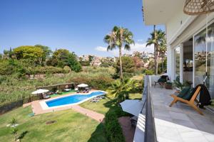 Espectacular villa con vistas al golf y gran terreno en Nueva Andalucia photo 0