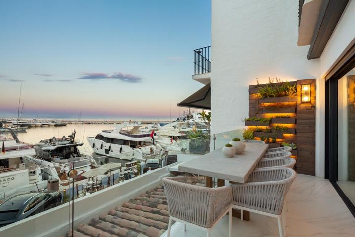 IMPRESIONANTE APARTAMENTO EN PRIMERA LÍNEA EN PUERTO BANÚS photo 0