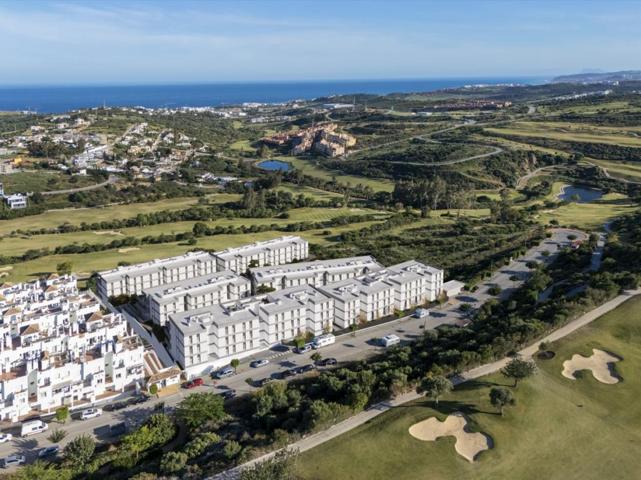 Perfecta inversión muy cerca del golf en Estepona. Vistas al mar y al golf photo 0