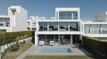Villa de cinco dormitorios frente al golf con vistas panorámicas al mar en Sotogrande photo 0
