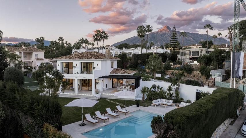 Villa de 5 Dormitorios en Nueva Andalucía con Vistas al Golf y Diseño Familiar photo 0
