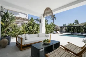 Villa Alba – Villa de 6 Dormitorios con Diseño Andaluz Moderno en Nueva Andalucía photo 0