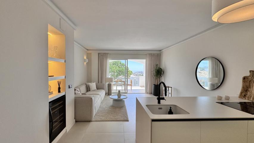 Impresionante apartamento de 3 dormitorios totalmente renovado con vistas parciales al mar en Altos de La Quinta II photo 0