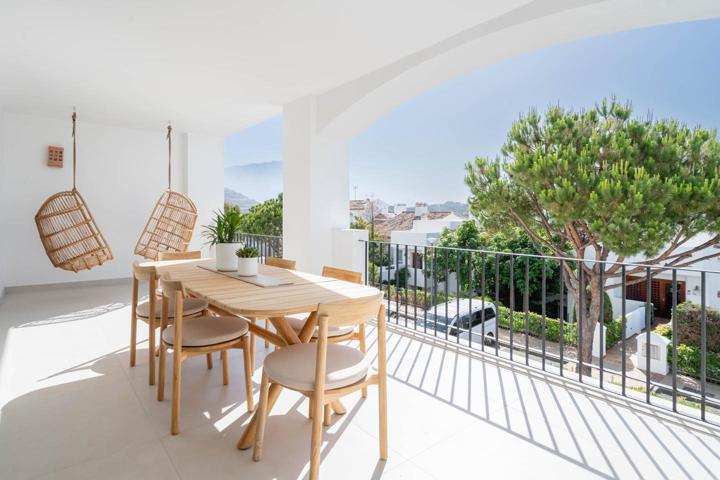 Impresionante apartamento de 3 dormitorios totalmente renovado con vistas parciales al mar en Altos de La Quinta II photo 0