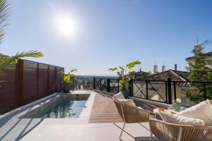 Apartamento renovado de 3 dormitorios con piscina privada y vistas al mar y la montaña en Nueva Andalucía photo 0