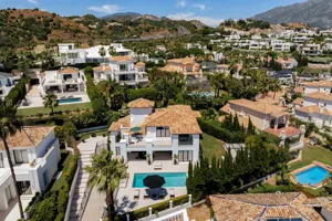Elegante Villa de 5 Dormitorios con Vistas Panorámicas al Mar y al Golf en Nueva Andalucía photo 0