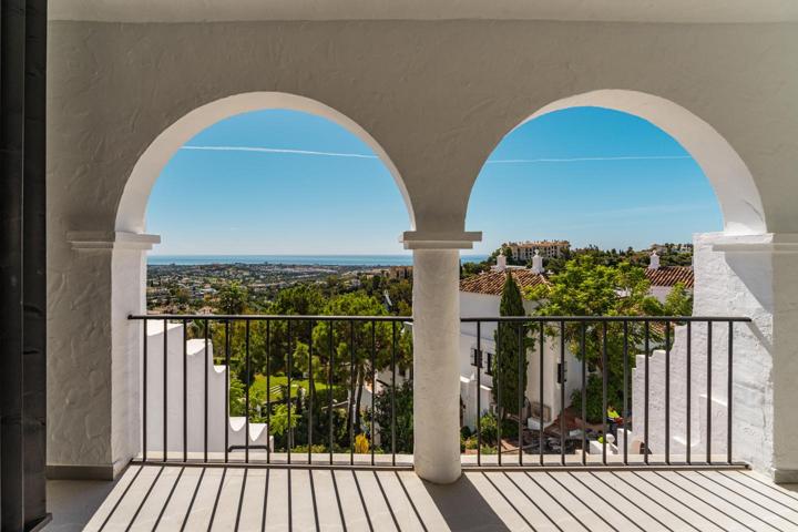 Dúplex de Lujo Moderno con Vistas Panorámicas al Mar en Las Colinas de Marbella photo 0