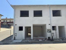 Casa adosada en venta en Olot photo 0