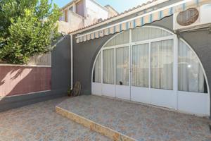 Bungalow con jardín enlosado, terraza acristalada y solárium privado en Nueva torrevieja photo 0