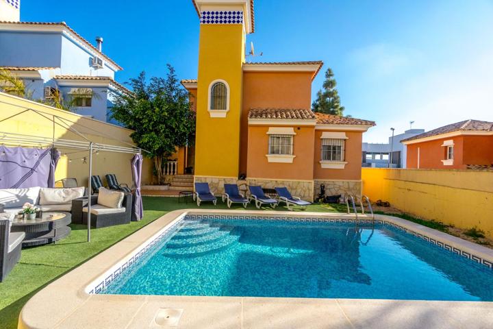Casa reformada con piscina y amplios espacios photo 0