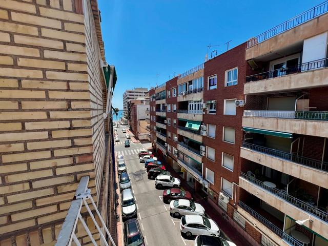Piso reformado de 3 dormitorios con terraza a 200 metros de la playa del Acequión photo 0