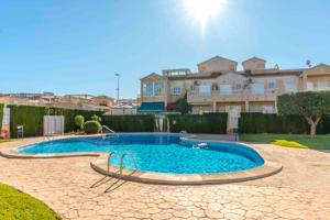 Vivienda con encanto en residencial con piscina en Torrevieja photo 0