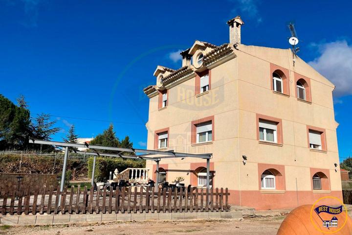 Exclusivo chalet independiente con imponente parcela ajardinada de 2.500 m² photo 0