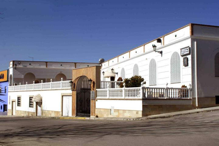 Local En venta en Baeza photo 0