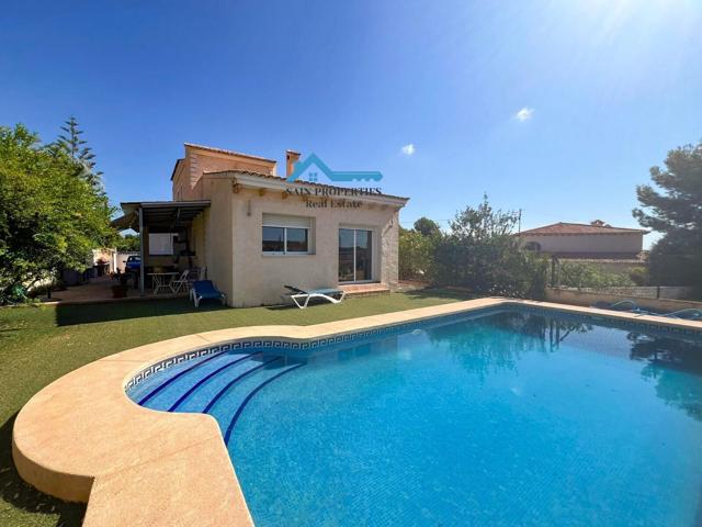 Chalet independiente en parcela llana con piscina privada en La Nucia photo 0