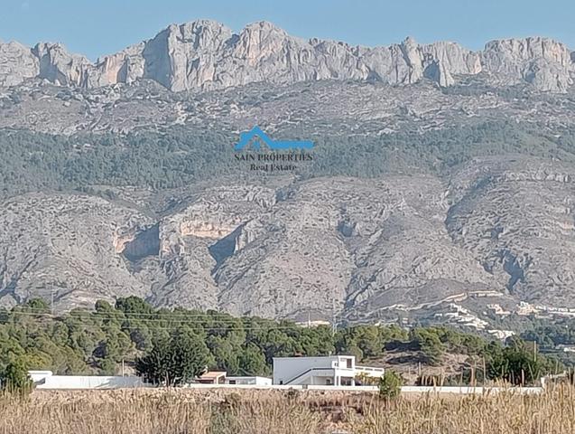 Terreno rústico con casa, cuadras y corrales a la venta en Altea photo 0