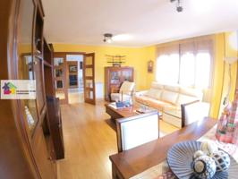 se vende chalet en Navatejera, amueblado, exterior, con acceso a cancha de tenis, piscina, buena opción para negocio photo 0