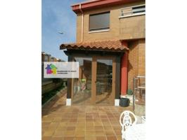 se vende chalet en Navatejera, amueblado, exterior, con acceso a cancha de tenis, piscina, buena opción para negocio photo 0