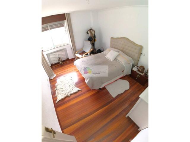 se vende piso en el centro de Ponferrada, de 245m2, con 5 habitaciones, 3 baños, cochera, trastero, muy luminoso, ves el photo 0