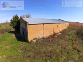 se vende terreno rústico de 5.097m2, dispone de dos naves de almacenamiento de 462m2, en Villavante, se encuentra al lad photo 0