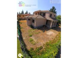 se vende chalet independiente en la urbanización de Villadangos del paramo, con 5 habitaciones, 3 baños, cochera para do photo 0