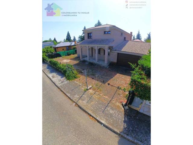 se vende chalet independiente en la urbanización de Villadangos del paramo, con 5 habitaciones, 3 baños, cochera para do photo 0