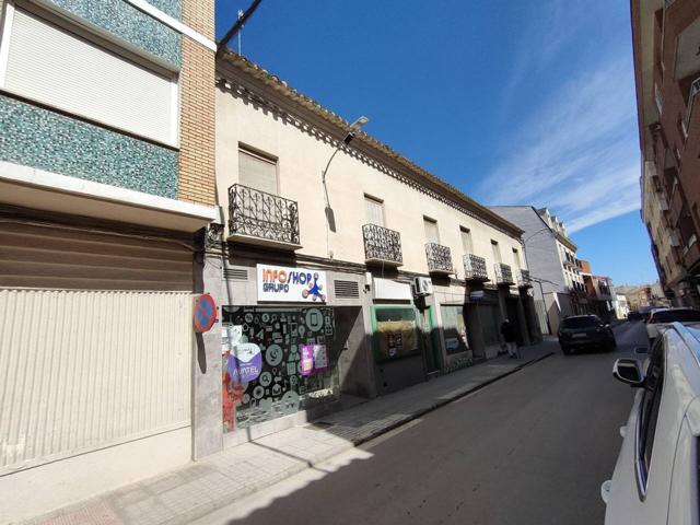 En venta edificio con vivienda y locales en el centro de Socuéllamos. photo 0