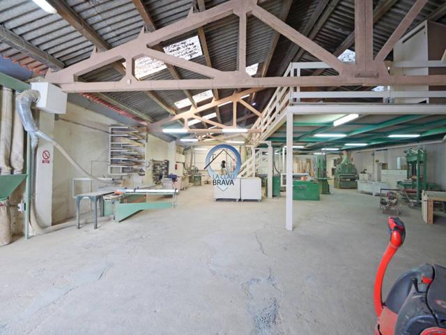 Versatilidad en Sant Feliu de Guíxols: Nave Industrial con Opciones de Uso. photo 0