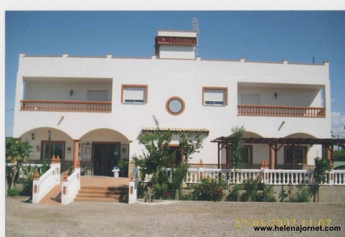 Edificio con un restaurante y dos apartamentos en una gran parcela photo 0