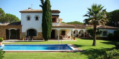 Preciosa casa con piscina y un gran terreno en el Golf Costa Brava photo 0