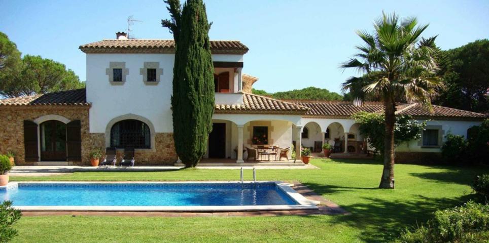 Preciosa casa con piscina y un gran terreno en el Golf Costa Brava photo 0