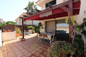 Acogedora casa adosada con terraza y piscina comunitaria photo 0