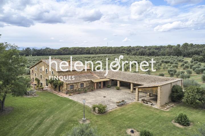 Excelente finca rustica con una masia reformada de 563 m2 y unas 4,8 hectareas de terreno. photo 0