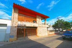 Maravillosa casa con jardín en el centro del pueblo photo 0