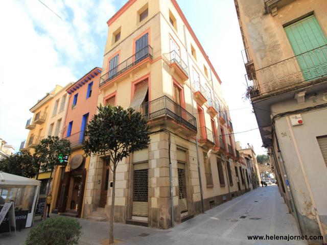 Local comercial de estilo modernista en el centro en una de las calles más comerciales del pueblo photo 0