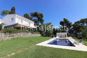 Exclusiva casa con piscina y con un gran terreno en una zona privilegiada de Vall-llobrega photo 0
