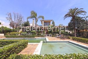 Espléndida casa con magnífico jardín privado con piscina a menos de un minuto caminando de la playa photo 0