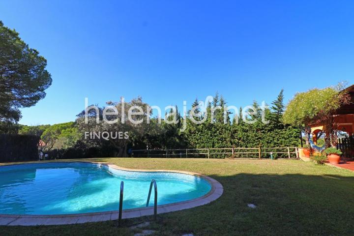 CASA DE UNA SOLA PLANTA CON PORCHE, JARDÍN CON PISCINA MUY BIEN SITUADA EN S'AGARÓ photo 0