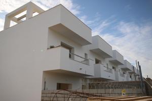VIVIENDA ADOSADA EN BARRIADA DE CANELA photo 0