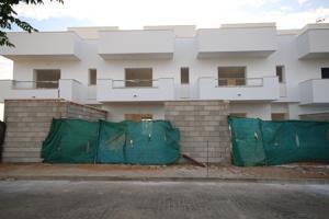 VIVIENDA ADOSADA EN BARRIADA DE CANELA photo 0