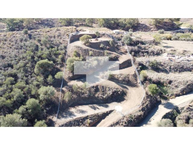 Se vende parcela rústica de 2.082 m², completamente vallada y con varios bancales ya habilitados, ideal para distintos u photo 0