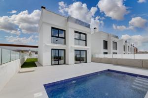 Casa En venta en Junto A Bonalba Golf, Mutxamel photo 0