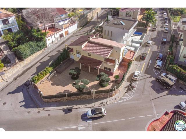 Fantástica casa moderna con piscina, cocina exterior y a pocos pasos de la playa. photo 0